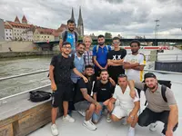 Gruppenfoto eines Sprachkurses bei einer Exkursion in Regensburg. Im Hintergrund der Dom.