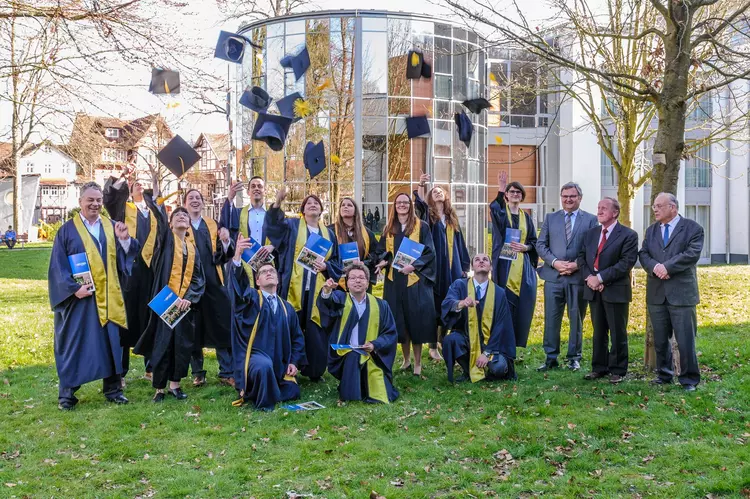 „Geschafft!“ Überglücklich feiern die 40 Absolventen des DIPLOMA-Studienzentrums Regenstauf ihren Bachelor- oder Masterabschluss.