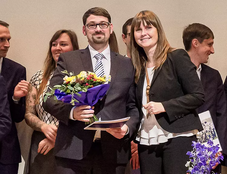 Franz Schneider (li), 10.000ster Absolvent der DIPLOMA Hochschule zusammen mit Hochschulpräsidentin Prof. Dr. Michaela Zilling (re) - Fotograf Hr. Zerbst