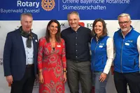 Gruppenfoto mit Sponsor Eckert Schulen und Vertreter des Rotary Clubs