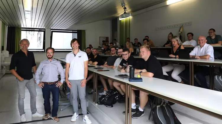 Fachvorträge und Exkursionen gehören zum Schulalltag als Vollzeit-Techniker an der Dr. Eckert Akademie. (v.l.n.r. Carsten Seefelder, Fachbereichsleitung Maschinenbau, Prof. Dr.-Ing. Thomas Müller-Lenhardt und Dr. rer. nat. Alexander Wollinger, Dozent). 