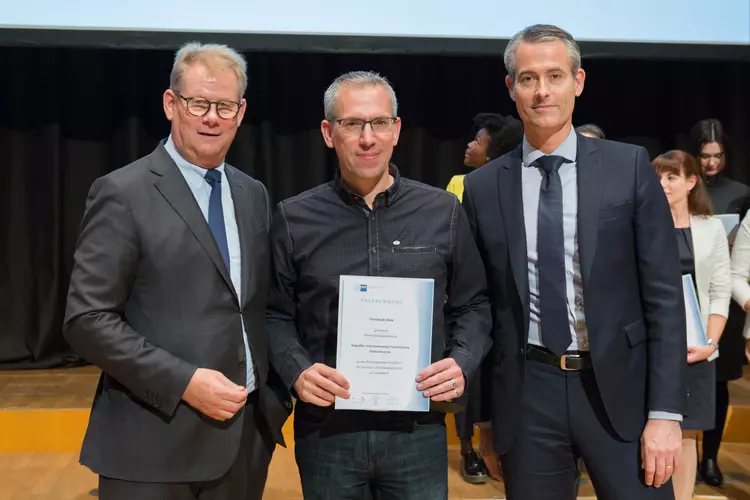 Vom Facharbeiter zur Führungskraft: Die Aufstiegsfortbildung zum Industriemeister Elektrotechnik IHK bei den Eckert Schulen Düsseldorf soll für Christoph Zietz (mitte) das Karriere-Sprungbrett sein.