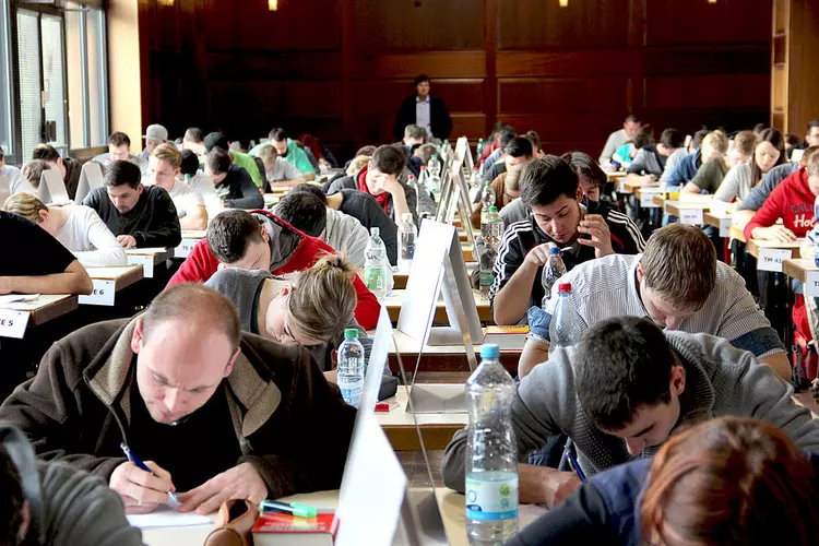 Teilprüfungen der Staatlich geprüften Techniker in Fernlehre: Volle Konzentration in der Bibliothek am Campus der Eckert Schulen in Regenstauf – genauso an den Standorten Augsburg, Duisburg, Freiburg, Heilbronn, München und Nürnberg