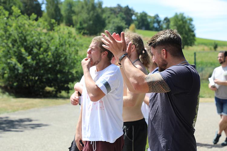 Die Teilnehmer/-innen jubelten und gratulierten sich gegenseitig zu den sportlichen Erfolgen. (Foto: Eckert Schulen)