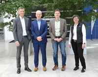 Krones Pressebild Markus Tischer (International Operations and Services), Markus Johannes Zimmermann (Geschäftsbereichs- und Schulleitung), Hubert Döllinger (Fachbereichsleitung Elektro) und Birgit Hahn (Central Field Service und Krones Academy). Foto: Anna Schauer/Eckert Schulen