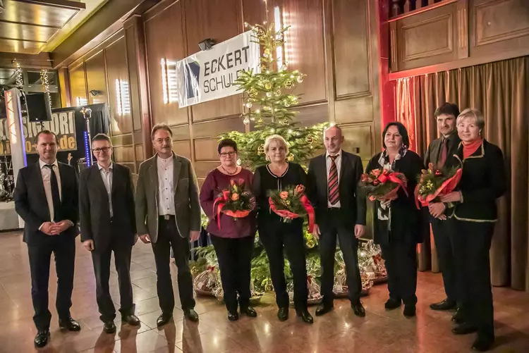 Der Vorstandsvorsitzender der Eckert Schulen Alexander Eckert Freiherr von Waldenfels (li.) mit den geehrten Jubilaren auf dem vorweihnachtlichen Empfang 2018