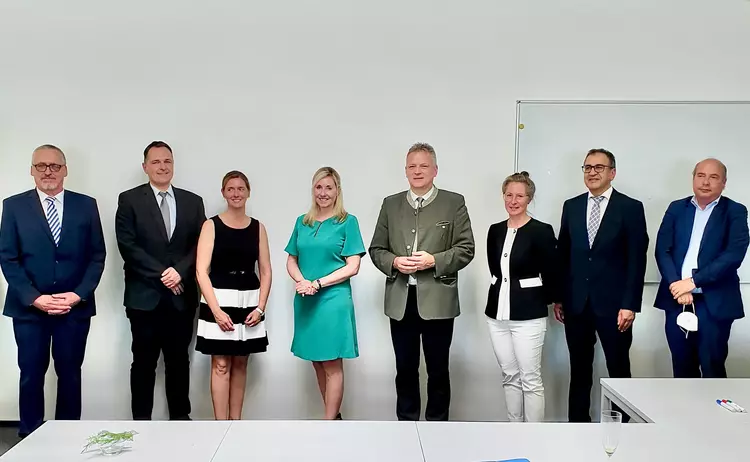 Neue Anlaufstelle für Unternehmen und Weiterbildungsinteressierte in Würzburg (von links nach rechts): Thomas Skowronek (Geschäftsführer des Regionalen Bildungszentrums der Eckert Schulen), Stefan Beil (Vorsitzender der Geschäftsführung der Agentur für Arbeit Würzburg), Judith Jörg (3. Bürgermeisterin der Stadt Würzburg), Staatssekretärin Anna Stolz, Staatssekretär Roland Weigert, Janina Seyler (Schulleiterin der Franz-Oberthür-Schule Würzburg), Stefan Göbel (Bereichsleiter Fortbildungsprüfungen IHK Würzburg) und Frank Hochrein (Verwaltungsdirektor Deutsche Rentenversicherung Nordbayern) weihten den neuen Standort gemeinsam mit vielen Gästen aus Politik und Wirtschaft ein. Foto: Eckert Schulen