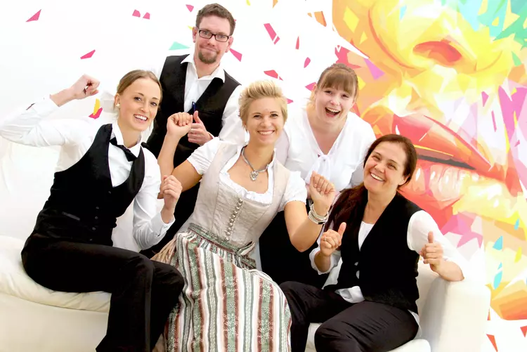 "Geschafft!" Nach der letzten Prüfung herrscht ausgelassene Stimmung unter den angehenden Hotelmeistern IHK in der Lobby ihrer Hotelfachschule in Regenstauf