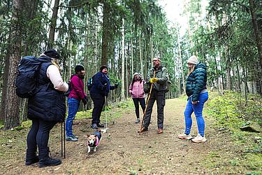 Peter Roithmaier erkundete im Rahmen des Workshops „Die Natur macht keine Hausbesuche“ gemeinsam mit den Teilnehmerinnen den Wald rund um den Campus herum. (Foto: Eckert Schulen)