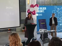 Unsere Idee war es, Frauen mit dieser Initiative eine Plattform zu geben, auf der sie sich begegnen, voneinander lernen und sich gegenseitig stärken können“, erklärt Andrea Radlbeck, Geschäftsbereichsleitung für Kommunikation & Marktentwicklung der Eckert Unsere Idee war es, Frauen mit dieser Initiative eine Plattform zu geben, auf der sie sich begegnen, voneinander lernen und sich gegenseitig stärken können“, erklärt Andrea Radlbeck, Geschäftsbereichsleitung für Kommunikation & Marktentwicklung der Eckert Schulen und Organisatorin des Events (links im Bild). Foto: Eckert Schulen/Lara Aberle und Anna Schauer