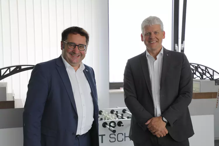 (v.l.n.r.) MdL. Tobias Gotthardt und Markus Johannes Zimmermann (Schulleiter und Geschäftsführer der Dr. Eckert Akademie) (Foto: Eckert Schulen / Schauer) 