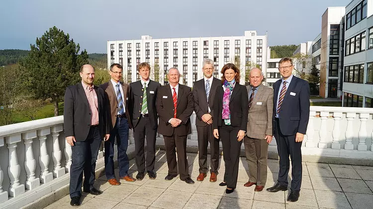 Regensburgs Landrätin Tanja Schweiger mit dem Regenstaufer Bürgermeister Siegfried Böhringer und Vertretern der Eckert Schulen sowie der Energieagentur Regensburg