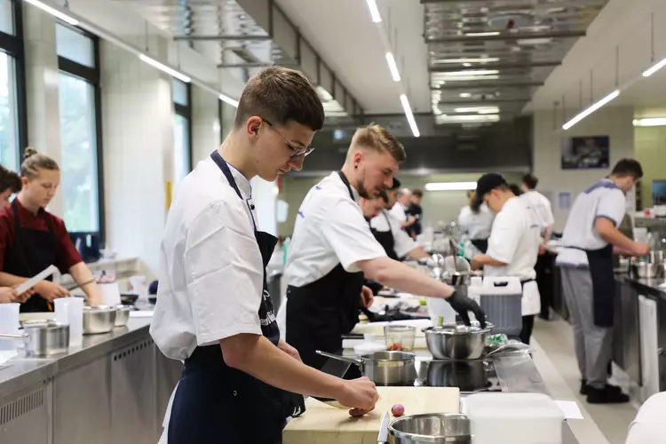 Es ist Deutschlands größtes Intensivtraining für den Nachwuchs aus Bayerns und Deutschlands Spitzengastronomie: Mehr als 40 junge Talente treffen sich an den Eckert Hotelfachschulen derzeit wieder zu einem Seminar der besonderen Art. Foto: Eckert Schulen