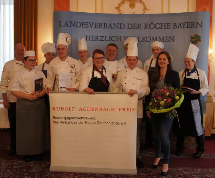 Die bayerische Siegerin steht fest: Die glückliche Gewinnerin Lena May aus Aschaffenburg (6.v.l.) freut sich auf einen spannendes Finale in Frankfurt am Main. Auch Katrin Moos-Achenbach gratuliert zum Sieg.