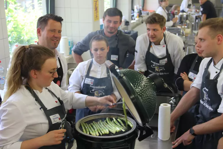 „So geil schmeckt Spargel!“ Mike Süsser ist der Starreferent zum Köchecamp 2018 am Campus der Eckert Schulen Regenstauf. In seinem Workshop führt er die Jungköche zurück zu den Kochwurzeln.