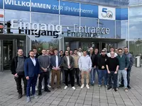 Praxis trifft Innovation: THS-Klassen auf der IFH/Intherm 2026 Gruppe von Technikerschülern und Dozenten vor dem Eingang der Messe IFH/Intherm in Nürnberg