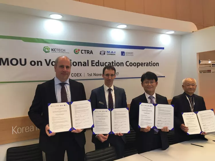 (v.l.n.r.): Knut Wuhler (Regionalleiter der Eckert Schulen Augsburg), Dr. Tjark von Reden (Abteilungsgeschäftsführer MAI Carbon), Dong Chul Chung (Director KCTECH - Korea Institute of Carbon Convergence Technology), Young Mok Yoo (Vorstandsvorsitzender CTRA - Carbon Composites Technology Research Association) | Auf der JECAsia2017 unterzeichnen MAI Carbon, Eckert Schulen Augsburg, Kctech und CTRA ein „Memorandum of Understanding“ (MoU) zur zukünftigen Zusammenarbeit