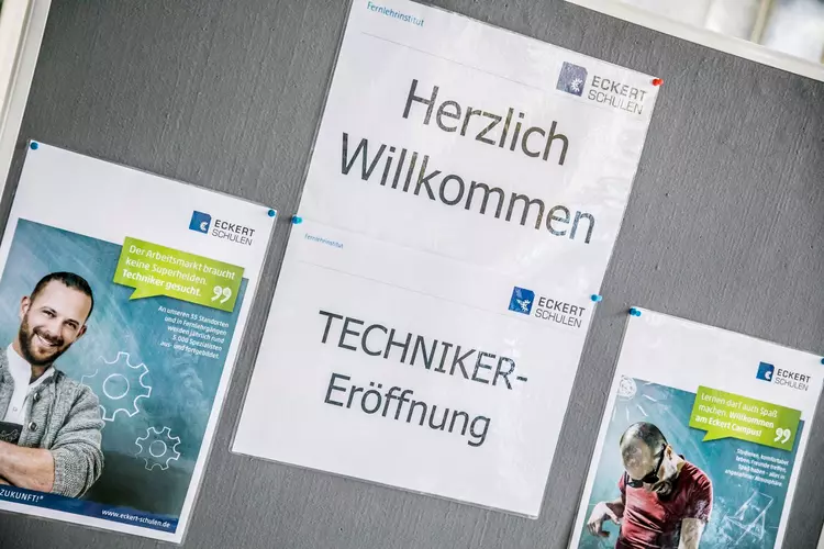 Volles Haus in Duisburg, Frankfurt am Main, Freiburg, Heilbronn, München, Regenstauf und Sindelfingen: Die Studierenden starten an sieben Standorten in ihre Fernlehr-Weiterbildung.