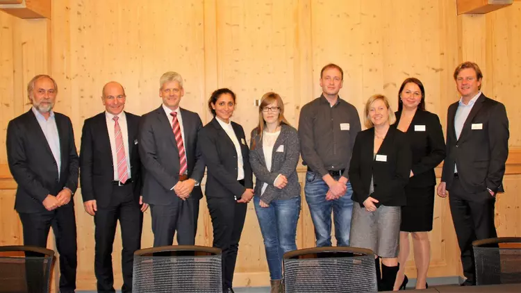 Großer Bahnhof für die Gäste der GEFMA-Lounge bei der Eckert Schulen AG, links im Bild der stellvertretende Vorstandsvorsitzende Gottfried Steger, daneben GEFMA-Lounge-Lei-ter Wolfgang Inderwies.