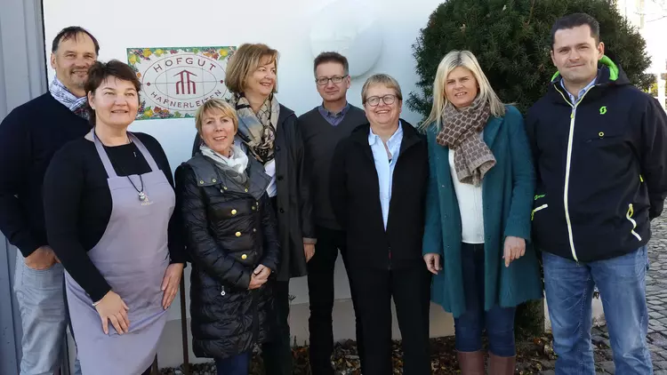 v.l.n.r.: Die Betreiber von Hofgut Hafnerleiten Erwin Rückerl und Anja Horn mit dem begeisterten Dozententeam der Eckert Schulen Martina Blümel, Doris Ströble, Walter Stöhr, Christine Estermeier, Petra Mayer und Thomas Bauer