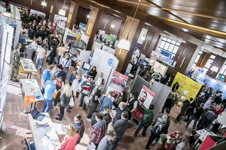 Rund 75 Firmen aus dem gesamten süddeutschen Raum präsentierten sich heuer auf der Eckert Jobbörse am Campus Regenstauf: „Noch nie haben sich so viele Unternehmen als Aussteller beteiligt wie in diesem Jahr.“ Foto: Eckert Schulen