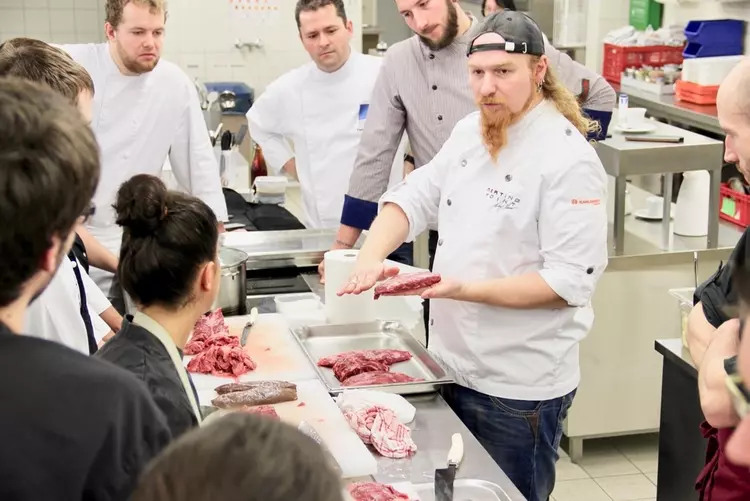 Karriere-Turbo und Erfolgsgeschichte Küchenmeister: Ludwig Maurer ist Spitzenkoch, Gastro-Unternehmer und Gourmet-Autor. Den Grundstein für seine Ausnahmelaufbahn legte er mit einer Weiterbildung zum Staatlich geprüften Küchenmeister an den Eckert Schulen. Foto: Eckert Schulen