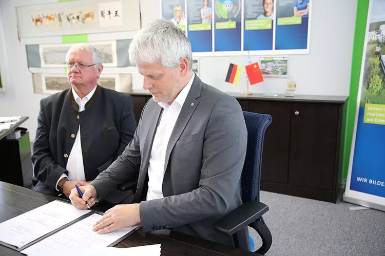 Vertragsunterzeichnung am Campus der Eckert Schulen in Regenstauf