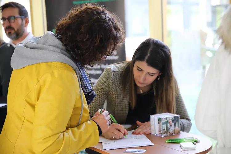 Die zwölf Aussteller beantworteten den Teilnehmern des Berufsförderungswerkes und der Dr. Robert Eckert Akademie alle Fragen zu aktuellen Stellenangeboten, Arbeitsorten und -bedingungen.