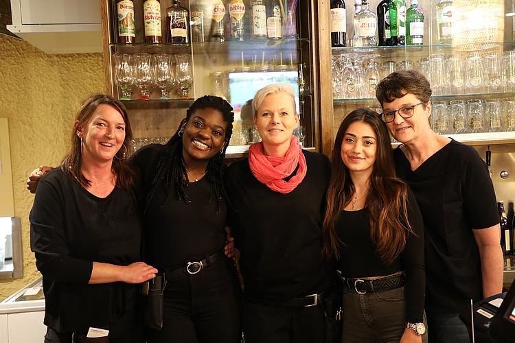 Yvonne Zielasny (Leitung Gastronomie, SportCenter Regenstauf, mitte) mit ihrem neuen Team. (Foto: Eckert Schulen)