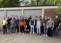Gruppenbild der angehenden Techniker gemeinsam mit ihren Dozenten und dem Team der REWAG.