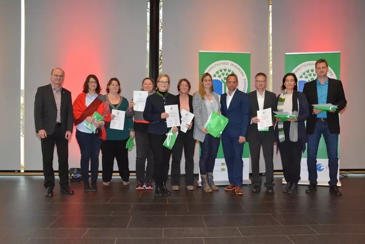 Walter Stöhr (3. von rechts), Prokurist der Dr. Eckert Akademie, nahm bei der Verleihungsfeier am Goethe-Gymnasium Regensburg stellvertretend das begehrte Zertifikat von Umweltminister Thorsten Glauber (4. von rechts) entgegen.