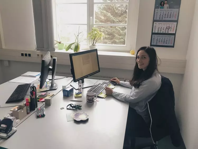 Antonia Seifert am Arbeitsplatz bei den Eckert Schulen Chemnitz