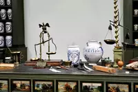 Die Klassen AO1 und AO2 des Berufsförderungswerks Eckert erkunden gemeinsam mit ihrem Dozenten Chaabane Hafedh interaktive Experimente in der Optikabteilung des Deutschen Museums in München.