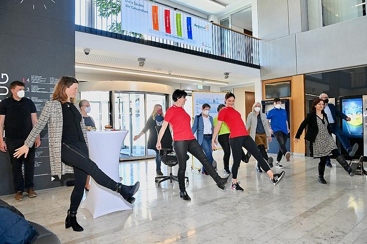 Lavinia Albescu (Physiofit Eckert) repräsentierte bei der Presseveranstaltung für Regional fit eine der vier Säulen der Gesundheit und brachte spontan alle Anwesenden in Bewegung. (Foto: H.C. Wagner)