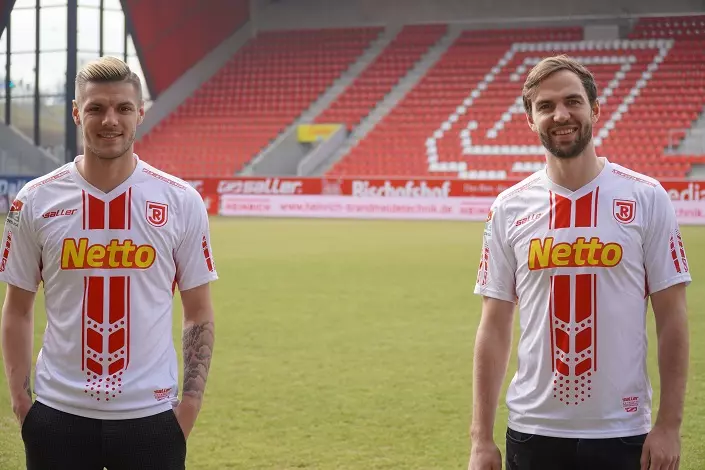 Erik Wekesser (li.) und Benedikt Gimber (re.) teilen in der gemeinsamen Kampagne der Eckert Schulen und des SSV Jahn Regensburg ihre Geheimnisse für mentale Widerstandskraft. (Foto: SSV Jahn Regensburg/Johannes Liedl)