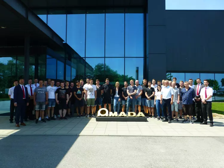 Einmaliges Spezial-Know-how vom Profi: Die Staatlich geprüften Maschinenbautechniker zu Besuch bei der AMADA GmbH in Eching bei Landshut