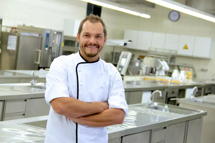 Vom höchsten Gipfel zur führenden Hotelfachschule Deutschlands: Udo Wolfrum ist der neue Leiter der Lehrküche am Campus der Eckert Schulen in Regenstauf.