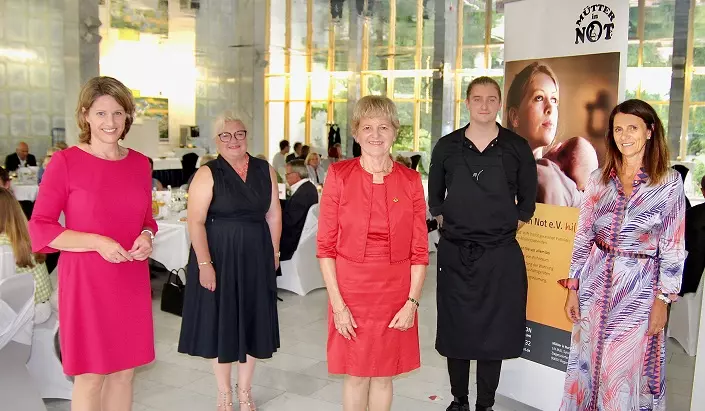 Charity-Dinner für „Mütter in Not“ in der Spiegelaula der Eckert Schulen in Regenstauf (von links nach rechts): Regensburgs Bürgermeisterin Astrid Freudenstein, die stellvertretende Vereinsvorsitzende Pia Dohn, Vereinschefin Maria Eichhorn, Sternekoch Maximilian Schmidt und Andrea Radlbeck, die Marketingleiterin der Eckert Schulen und Initiatorin des Abends. (Foto: Jens Henning-Billon)