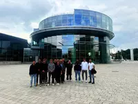 Exkursion der Maschinenbautechniker zur Audi AG Die angehenden Maschinenbautechniker der Eckert Schulen besuchten im Rahmen ihrer Ausbildung die Audi AG. Vor der modernen Glasfassade des Unternehmensgebäudes posiert die Gruppe gemeinsam für ein Erinnerungsfoto. Die Exkursion bot spannende Einblicke in aktuelle Produktionsprozesse und innovative Technologien des Automobilherstellers.