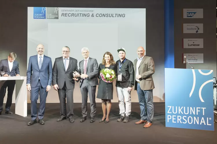 2017 holten die Eckert Schulen mit dem Fast Track - Praxisstudium für Studienabbrecher den HR-Innovations-Award in der Kategorie „Personalgewinnung und Beratung — etablierte Unternehmen.“