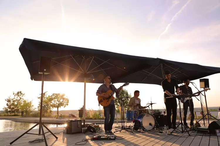 Mehr als 1.500 Musikliebhaber genossen im Rahmen der beliebten "Summer Vibes"-Konzertreihe an sechs Sommerabenden die Musik an der Kult-Location über den Dächern Regenstaufs.