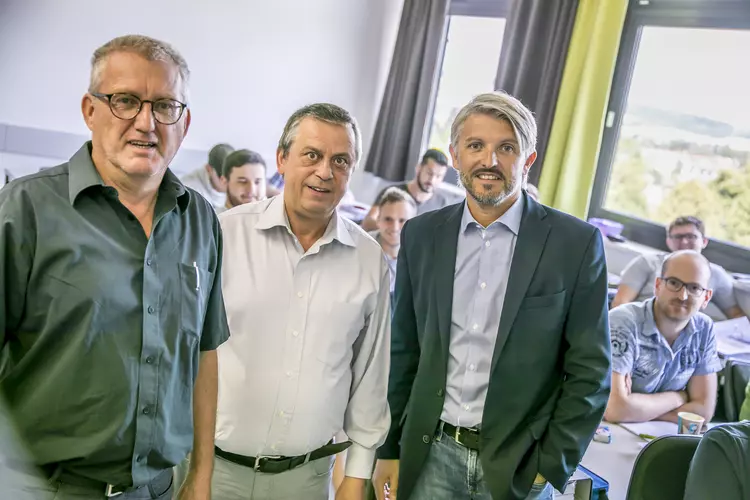 (v.l.n.r.) Karl Meier (Dozent, Technikerschule Regenstauf), Jörg Müller (Referent SLV München) und Carsten Seefelder (Fachbereichsleiter Maschinenbau, Technikerschule Regenstauf)