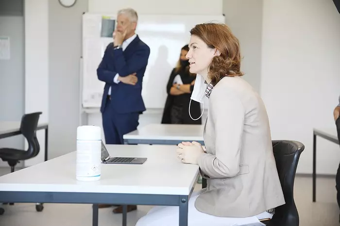 Vor Ort erkundigte sich Tanja Schweiger bei den Studierenden sowie Geschäftsführer und Schulleiter Markus Johannes Zimmermann über den aktuellen Stand der Dinge.