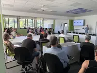 Teilnehmende der Fachrichtungen E-Commerce und Mediengestaltung verfolgen eine Präsentation des Social-Media-Teams der Eckert Schulen in der Übungsfirma.