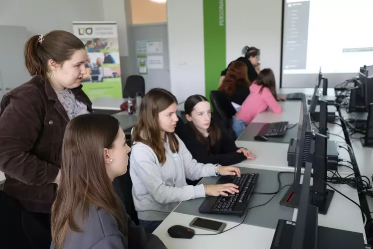 Dieses Jahr schnupperten insgesamt 19 Mädchen in die Berufsfelder „Kauffrau im E-Commerce“ und „Staatlich geprüfte Technikerin“. Foto: Eckert Schulen