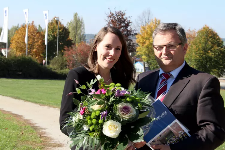 Leiter des DIPLOMA-Studienzentrums der Eckert Schulen in Regenstauf, Dr. Walter Hönig, gratuliert seiner Einser-Absolventin Magalie Ségas zum hervorragenden Abschluss als Bachelor of Arts Medizinalfachberufe.