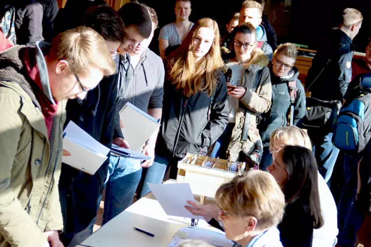 Herzlich Willkommen am Campus Regenstauf: Die Erstsemester starten im Februar 2018 ihre Weiterbildung zum Staatlich geprüfte Techniker in Vollzeit.