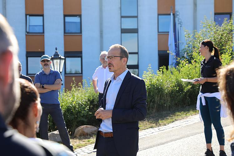 „Bewegung statt Büffeln: Heute machen wir den Kopf frei“: Friedrich Geiger (Leiter Fachdienste, Berufsförderungswerk Eckert, mitte) motivierte alle Teilnehmer/-innen zur aktiven Beteiligung am Sportfest. (Foto: Eckert Schulen)