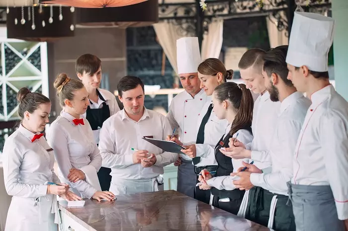 Eine Karriere als Bankettleiterin ist eine der vielen Berufsoptionen, die Hotelbetriebswirten offenstehen. Die Eckert Hotelfachschulen öffnen die Weiterbildung jetzt für Abiturienten und Fachabiturienten mit Gastro-Erfahrung. (Foto: Eckert Schulen/Fotolia)