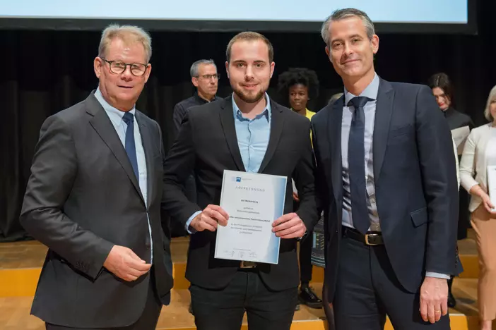 Mit 22 Jahren führt Jan Minkenberg – hier während der Ehrung als Prüfungsbester im IHK-Bezirk Düsseldorf - sein eigenes Team. Noch während der laufenden Aufstiegsfortbildung zum Industriemeister Metall IHK verlor er seinen Job, das Eckert-Lehrkonzept rettete ihn vor der drohenden Arbeitslosigkeit und verhalf ihm zum Karriere-Aufstieg.